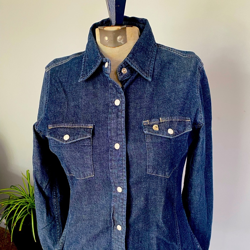 Beautiful Carhartt denim button up size small 4 x 6. Pearl buttons